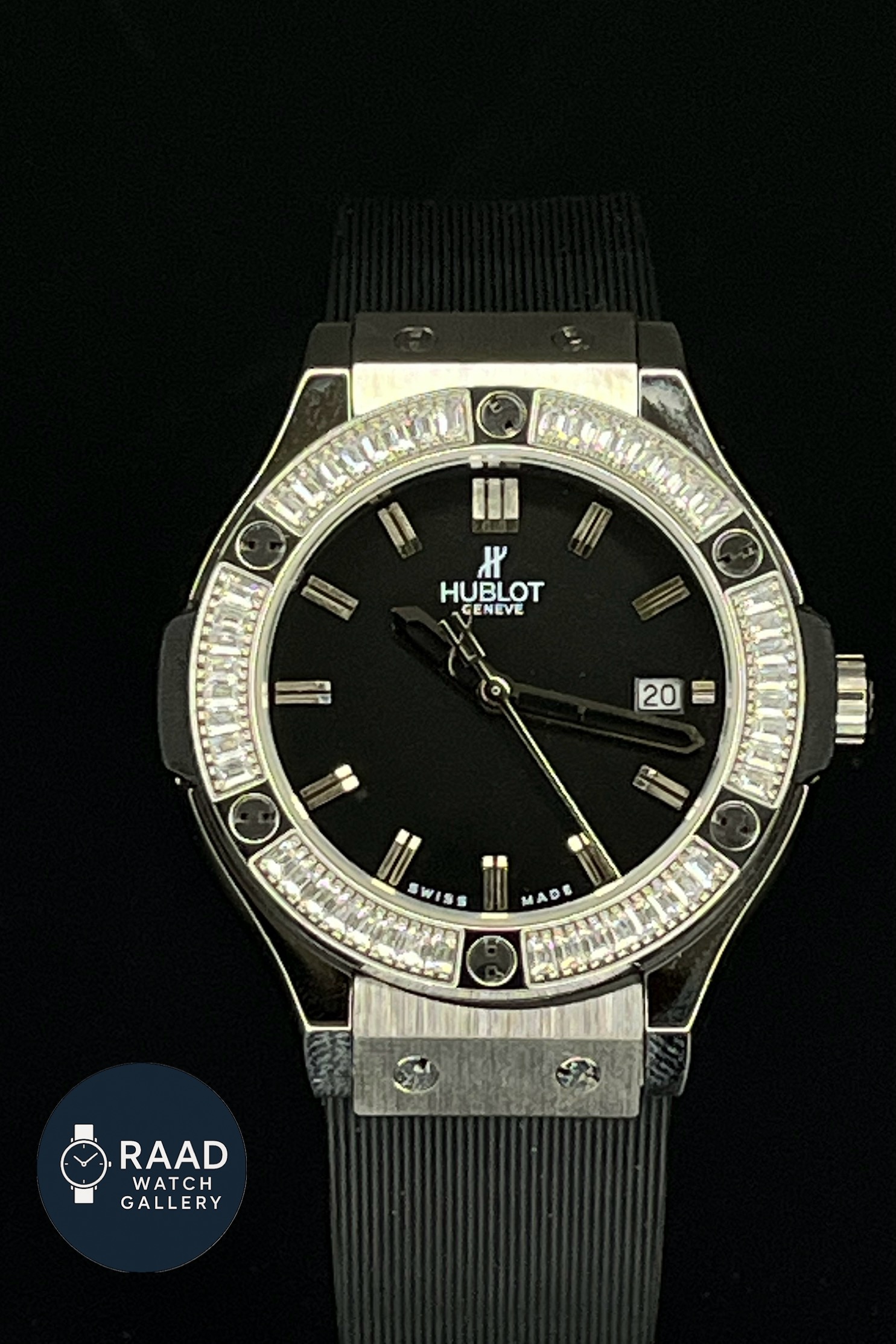 ساعت مچی عقربه ای زنانه هابلوت مدل دور نگین