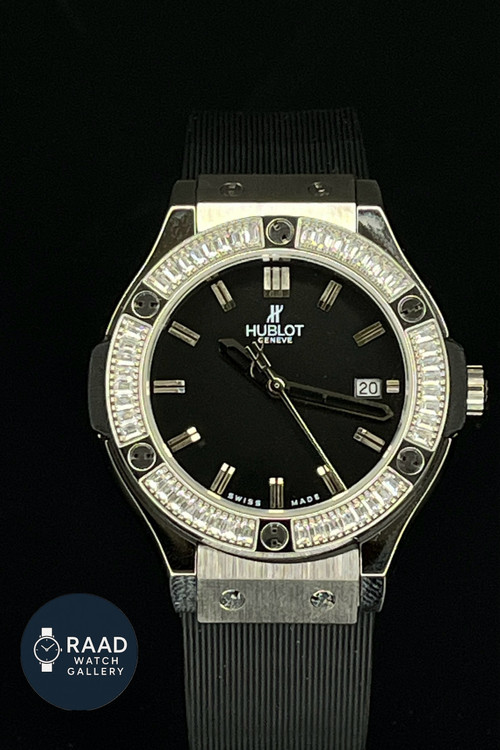 ساعت مچی عقربه ای زنانه هابلوت مدل دور نگین