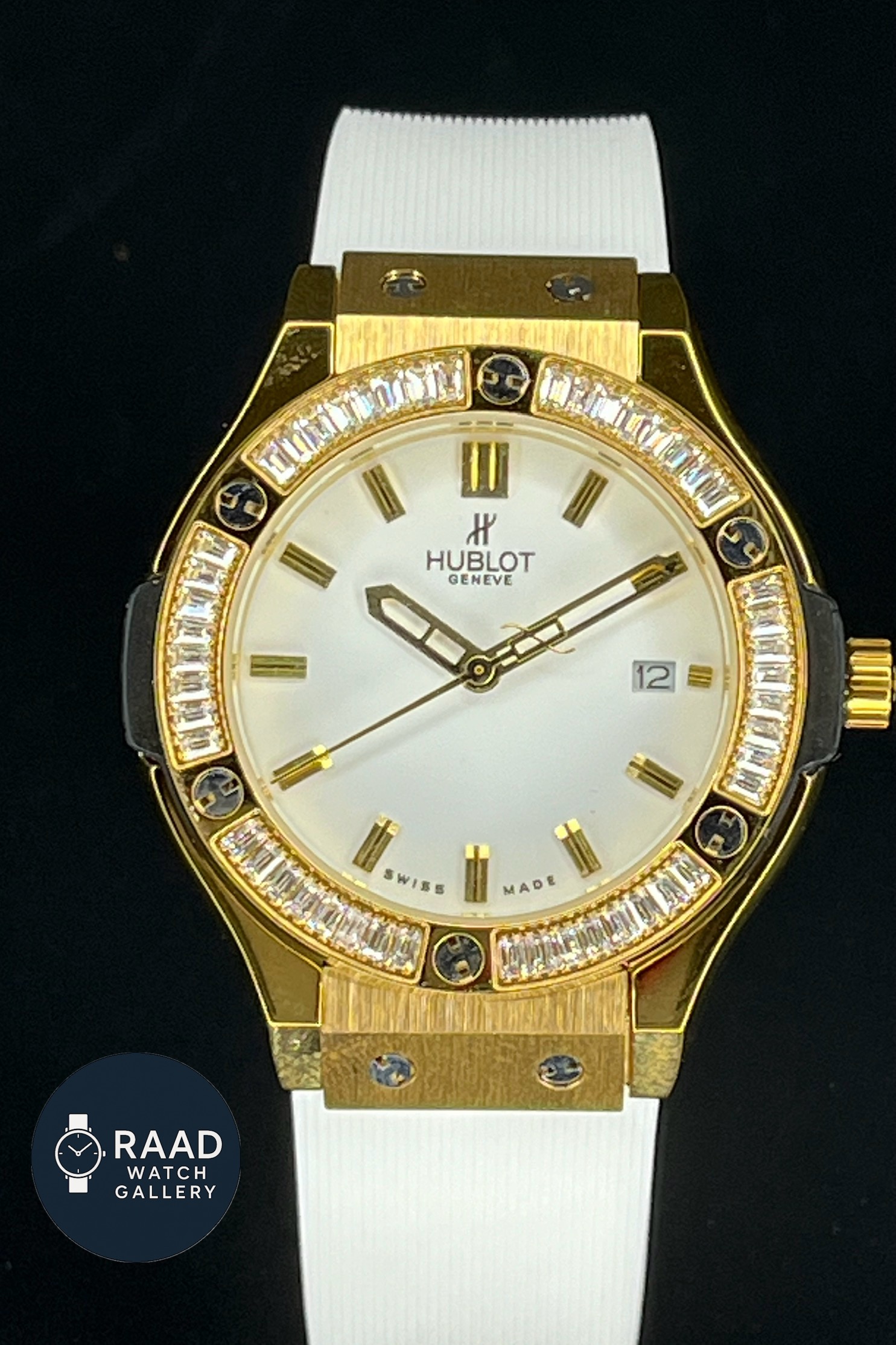 ساعت مچی عقربه ای زنانه هابلوت مدل دور نگین