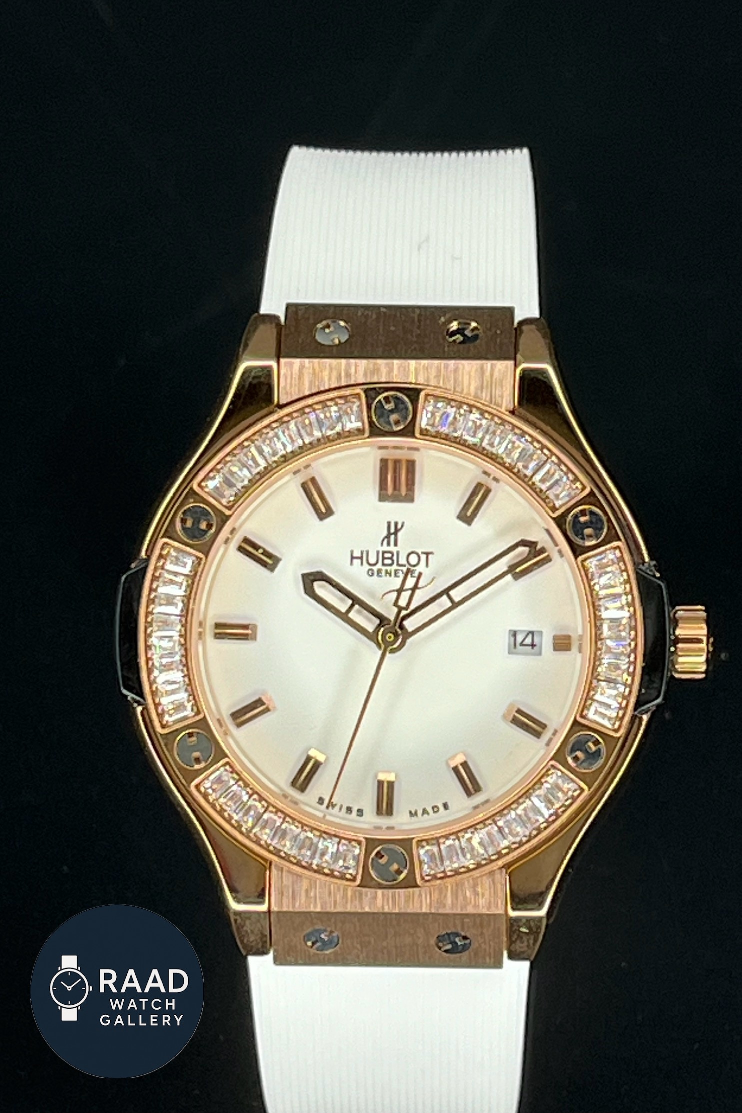 ساعت مچی عقربه ای زنانه هابلوت مدل دور نگین