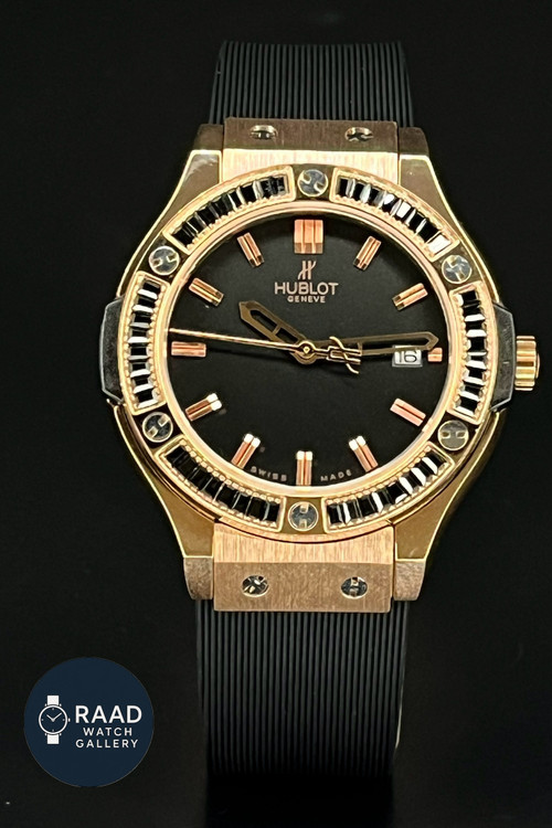 ساعت مچی عقربه ای زنانه هابلوت مدل دور نگین