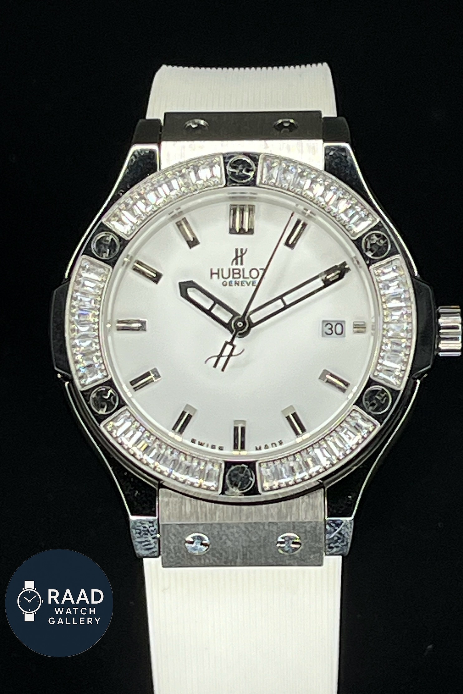 ساعت مچی عقربه ای زنانه هابلوت مدل دور نگین