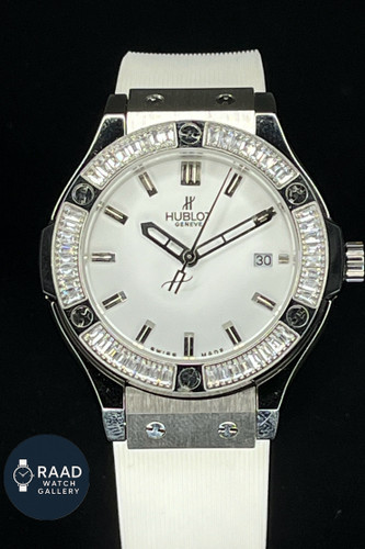 ساعت مچی عقربه ای زنانه هابلوت مدل دور نگین