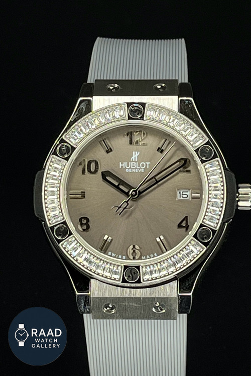 ساعت مچی عقربه ای زنانه هابلوت مدل دور نگین