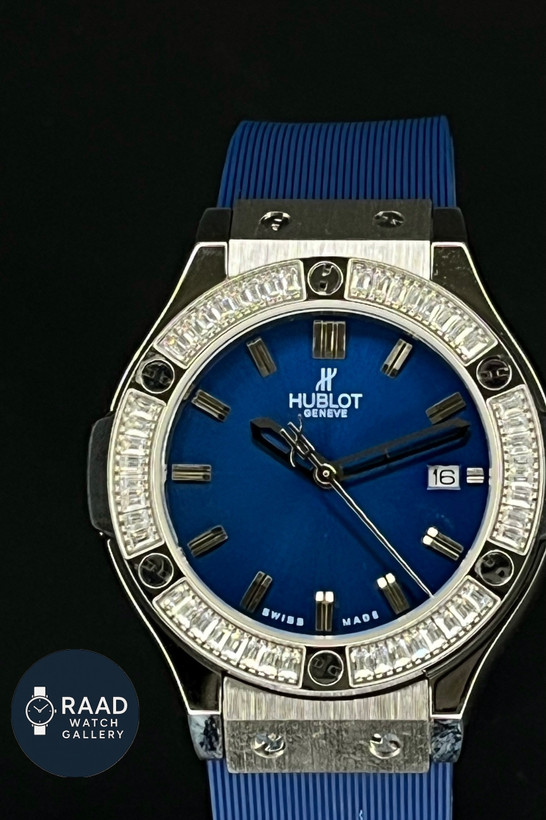 ساعت مچی عقربه ای زنانه هابلوت مدل دور نگین